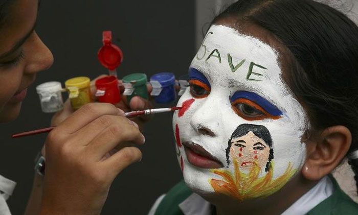 गुजरात में फिलहाल 1,000 लड़कों पर औसतन 919 लड़कियां हैं. पहले तो हालत और भी खराब थी. 2014-16 के दौरान गुजरात का लिंगानुपात प्रति हजार लड़कों पर बस 848 था (फोटो: रॉयटर्स)