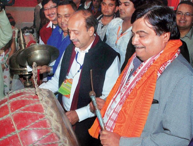 संघ और पार्टी दोनों ही सफाई देते रहे, लेकिन गडकरी का नुकसान हो चुका था.