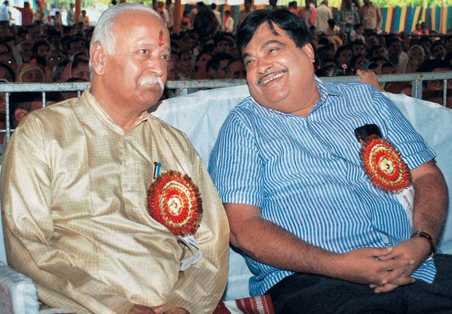 बीजेपी के साथ ही संघ भी गडकरी का बचाव करता रहा, लेकिन ये किसी काम न आया. गडकरी को इस्तीफा देना पड़ा.