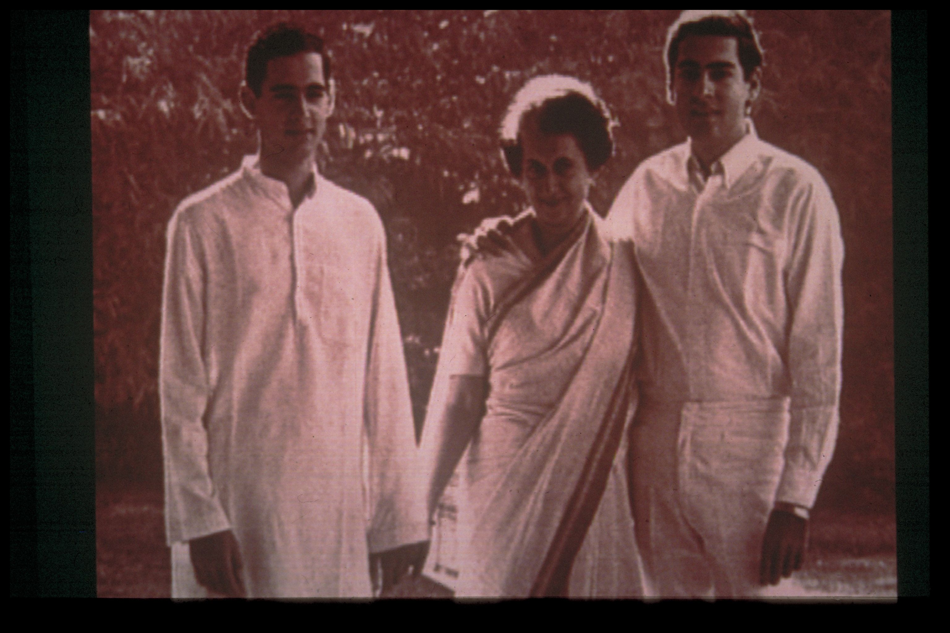 अपने दोनों बेटों के साथ इंदिरा. 