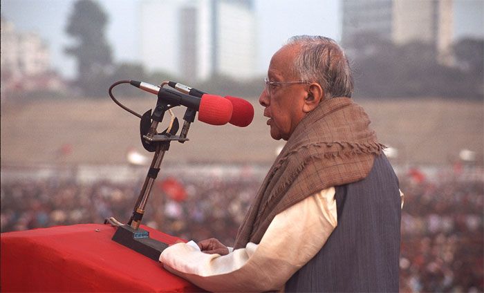 अजय मुखर्जी के इस्तीफा देने के बाद राज्य में राष्ट्रपति शासन लग गया. अगला चुनाव हुआ 1971 में. इसमें CPM को 113 सीटें मिलीं. कांग्रेस घटकर 105 सीटों पर पहुंच गई. बांग्ला कांग्रेस के हिस्से आई 5 सीटें. 1977 में ज्योति बसु बंगाल के मुख्यमंत्री बने. अब जाकर पवन चामलिंग ने सबसे ज्यादा लंबे वक्त तक मुख्यमंत्री रहने का उनका रेकॉर्ड तोड़ा है (फोटो: The Lallantop)