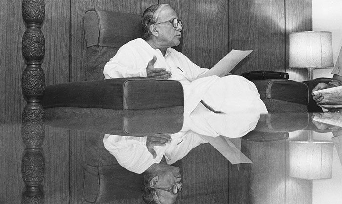 कहने को अजय मुखर्जी नंबर वन, यानी मुख्यमंत्री थे. और ज्योति बसु नंबर-दो थे. लेकिन असलियत में ताकत CPM के ही पास थी. पार्टी ने गृह विभाग अपने पास रखा था. वो पुलिस को मनचाहे तरीके से इस्तेमाल करती थी. और मुख्यमंत्री चाहकर भी कुछ नहीं कर पा रहे थे (फोटो: The Lallantop)