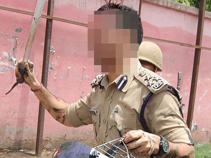 ये फोटो भी इस वायरल पोस्ट में इस्तेमाल हो रही है. जबकि ये कश्मीर की नहीं, उत्तर प्रदेश की पुलिस है (फोटो: अमर उजाला)
