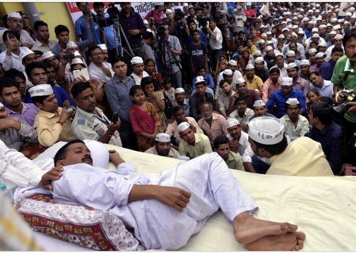 मोटा मसनद लेकर लेटना भी हानिकारक होता है.