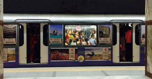 ये घटना शुक्रवार दोपहर 2-3 बजे के तकरीबन घटी, जिस समय मेट्रो में काफी भीड़ थी.