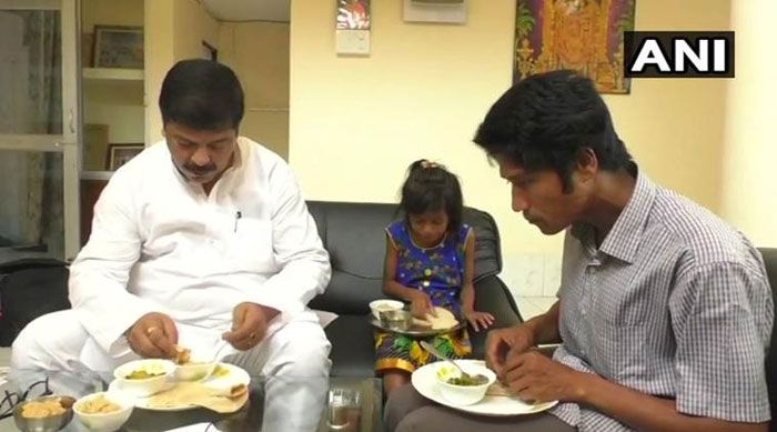 सुदीप रॉय बर्मन. ये त्रिपुरा के हेल्थ ऐंड साइंस ऐंड टेक्नॉलजी मंत्री हैं. इन्होंने स्वपन और सोमति को अपने घर नाश्ते पर बुलाया. उन्होंने स्वपन का जिक्र त्रिपुरा विधानसभा में उठाया. मुख्यमंत्री बिप्लव देव से गुजारिश की कि वो स्वपन और सोमति को इनाम दें (फोटो: ANI)