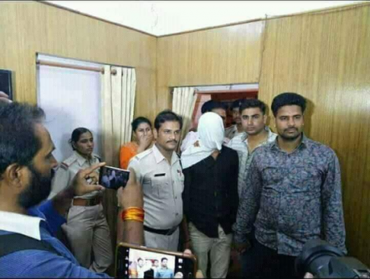 आरोपी के खिलाफ लोगों का इतना गुस्सा था कि उन्होंने आरोपी को कोर्ट में पेश नहीं करने दिया. इसके बाद खुद जज पुलिस कंट्रोल रूम आए और आरोपी को रिमांड में भेजने का आदेश दिया.