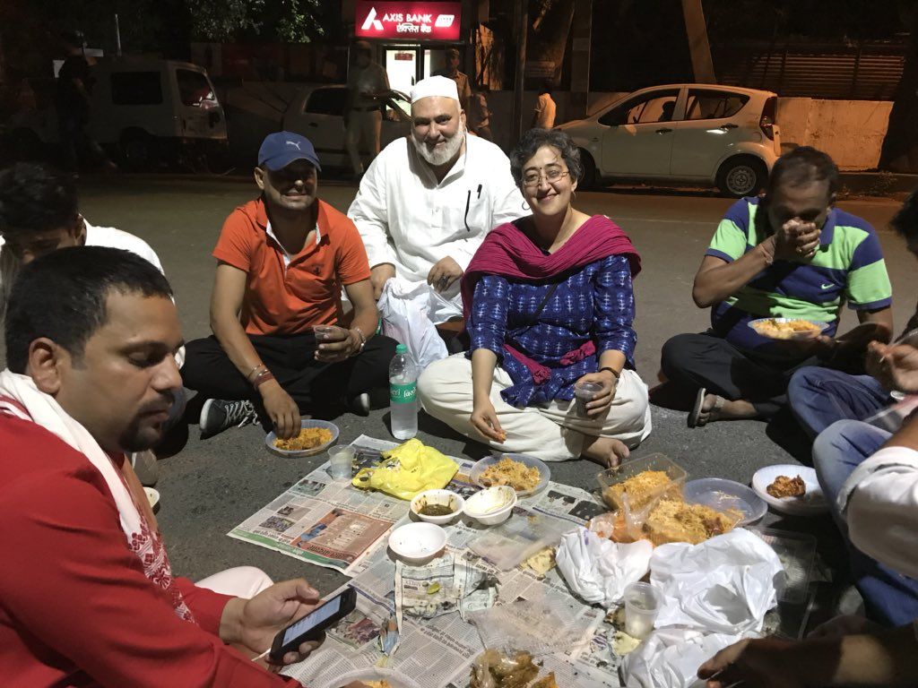 स्वाति मरलेना ने सड़क पर खाना खाया. ताकि बैजल जान सकें कि कोई उनसे मिलने की प्रतीक्षा में है.