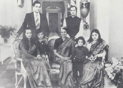 आपातकाल के मुख्य खलनायक के तौर पर याद किए जाने वाले संजय गांधी की पत्नी मेनका हर फैसले में उनके साथ रही थीं.