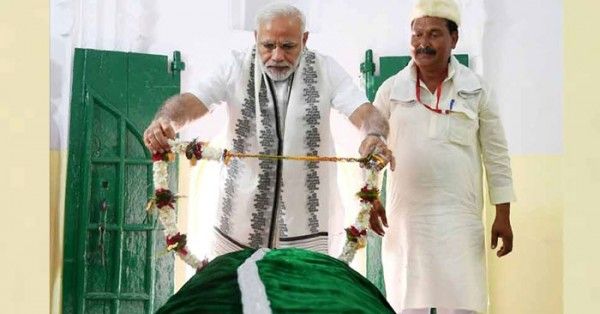 मगहर में कबीर की मज़ार पर चादर चढ़ाते प्रधानमंत्री मोदी.