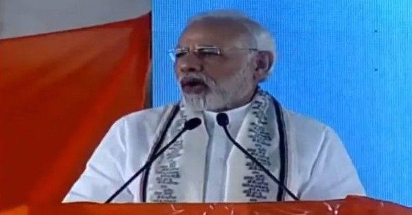 कबीर की मज़ार पर जाने के बाद रैली संबोधित करते पीएम मोदी.