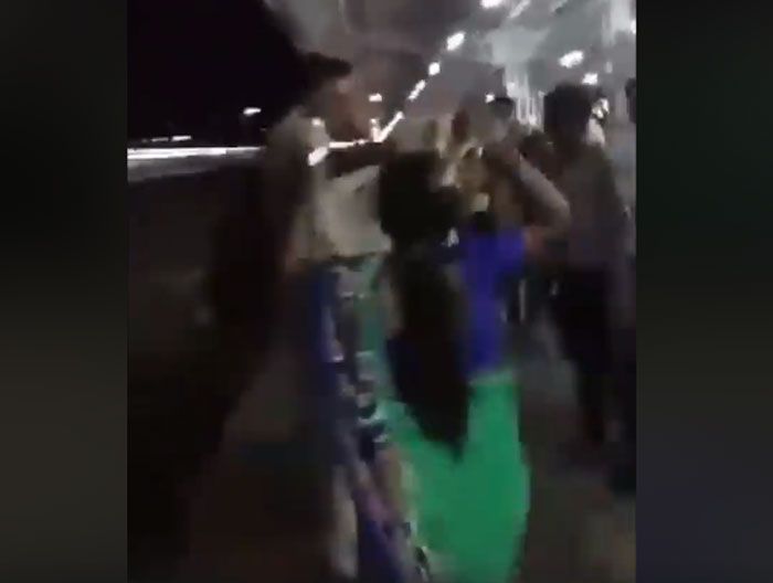 राजेश ने जिस महिला का शोषण किया था, उसके साथ की महिला ने हाथ में सेंडल लेकर राजेश को दौड़ा दिया. लोग पीछे से बोल रहे थे. कि इसको चप्पल से मारो. 