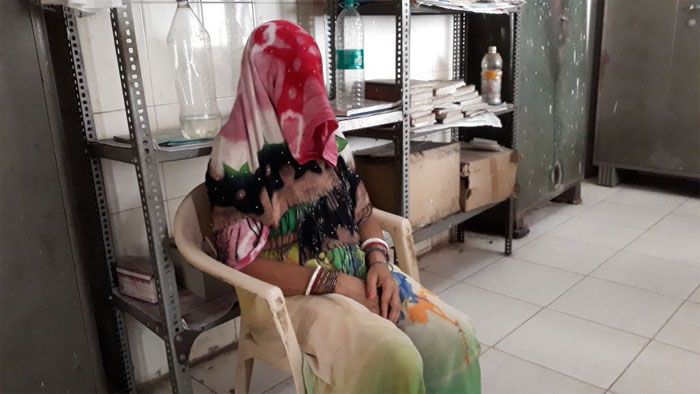 मां-बाप को डर था. कि अगर बेटी के साथ हुए बलात्कार की बात खुली, तो आगे चलकर कोई उसके साथ शादी नहीं करेगा. इसीलिए शुरुआत में उन्होंने ये बात सबसे छुपाई (फोटो: The Lallantop)