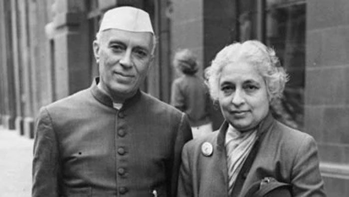 विजयालक्ष्मी बस नेहरू की छोटी बहन नहीं थीं. वो खुद भी स्वतंत्रता सेनानी थीं. वो संविधान सभा की सदस्य थीं. संयुक्त राष्ट्र के जनरल असेंबली की पहली महिला अध्यक्ष थीं. कई देशों में भारत की राजदूत नियुक्त की गईं. राज्यपाल भी रहीं.