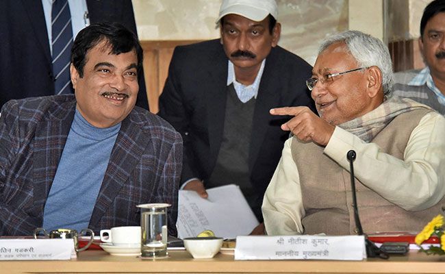 नीतीश कुमारने नितिन गडकरी और उनके काम-काज के तरीकों पर सवाल उठाए हैं. गडकरी भी पहले ऐसा कर चुके हैं.
