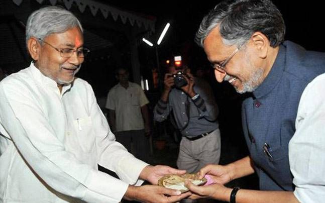 बिहार में लोकसभा सीटों के बंटवारे पर पेच फंसा हुआ है. बीजेपी और जदयू अपने-अपने हिसाब से सीट शेयर चाहते हैं, लेकिन बात बनती नहीं दिख रही है.