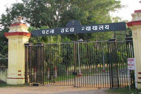 पटना हाई कोर्ट ने लड़की को पिता से अलग रहने का आदेश दिया है.