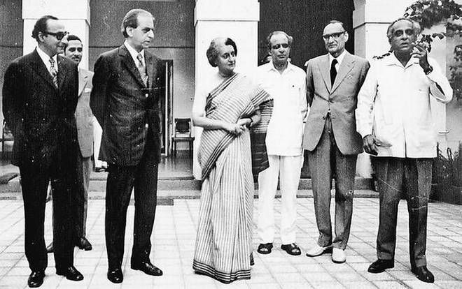 शिमला समझौते से पहले पाकिस्तानी प्रतिनिधि मंडल के साथ इंदिरा. पीछे सफ़ेद कपड़ों में खड़े हक्सर.