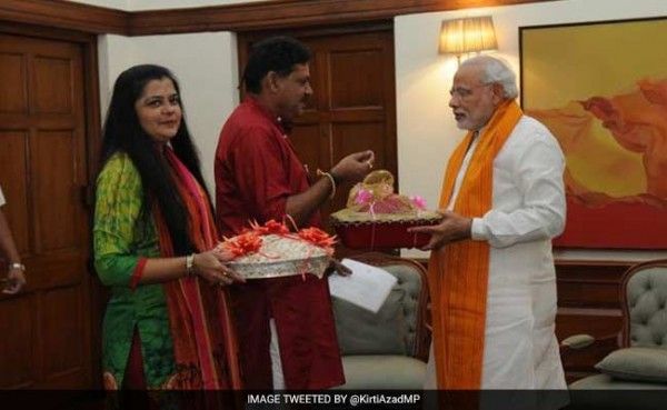 पत्नी पूनम और पीएम मोदी के साथ कीर्ति आजाद.