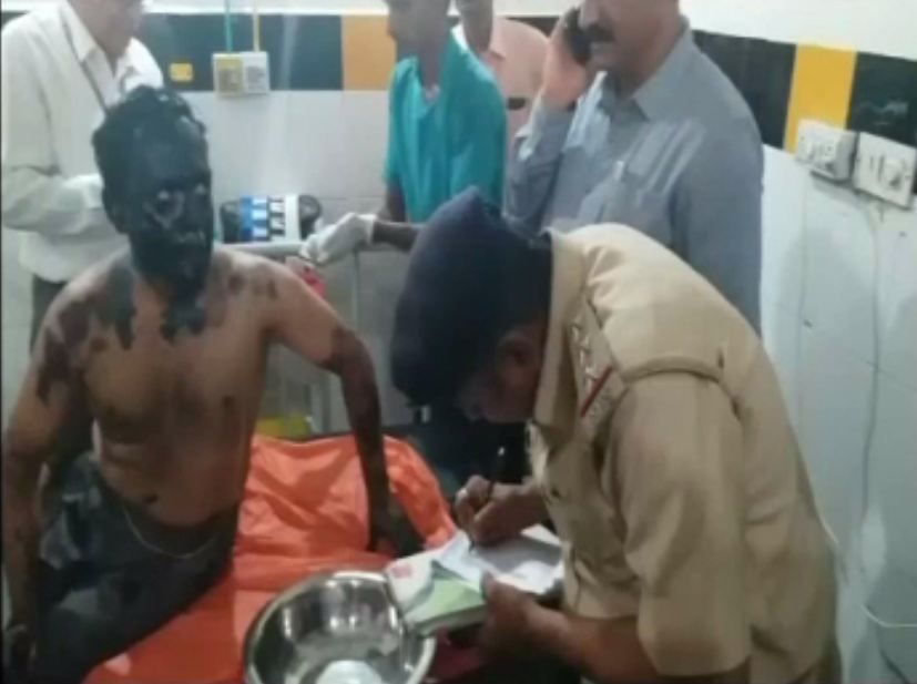 प्रोफेसर पर डाली गई कालिख से उनकी त्वचा पर इरिटेशन होने लगा. उन्हें अस्पताल में भर्ती कराना पड़ा.