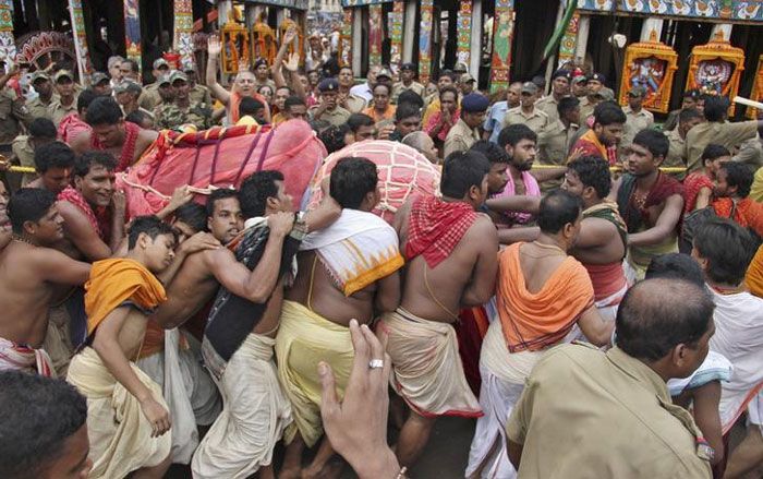 पुरी के राजा को गजपति महाराज कहते हैं. वो खुद भी जगन्नाथ मंदिर के पंडा माने जाते हैं. परंपरा कहती है कि वो भगवान जगन्नाथ के पहले नंबर के सेवक हैं. ये तस्वीर पुरी में होने वाली सालाना रथयात्रा की है. इसमें गजपति महाराज रथ के पास झाडू लगाते हैं (फोटो: रॉयटर्स)