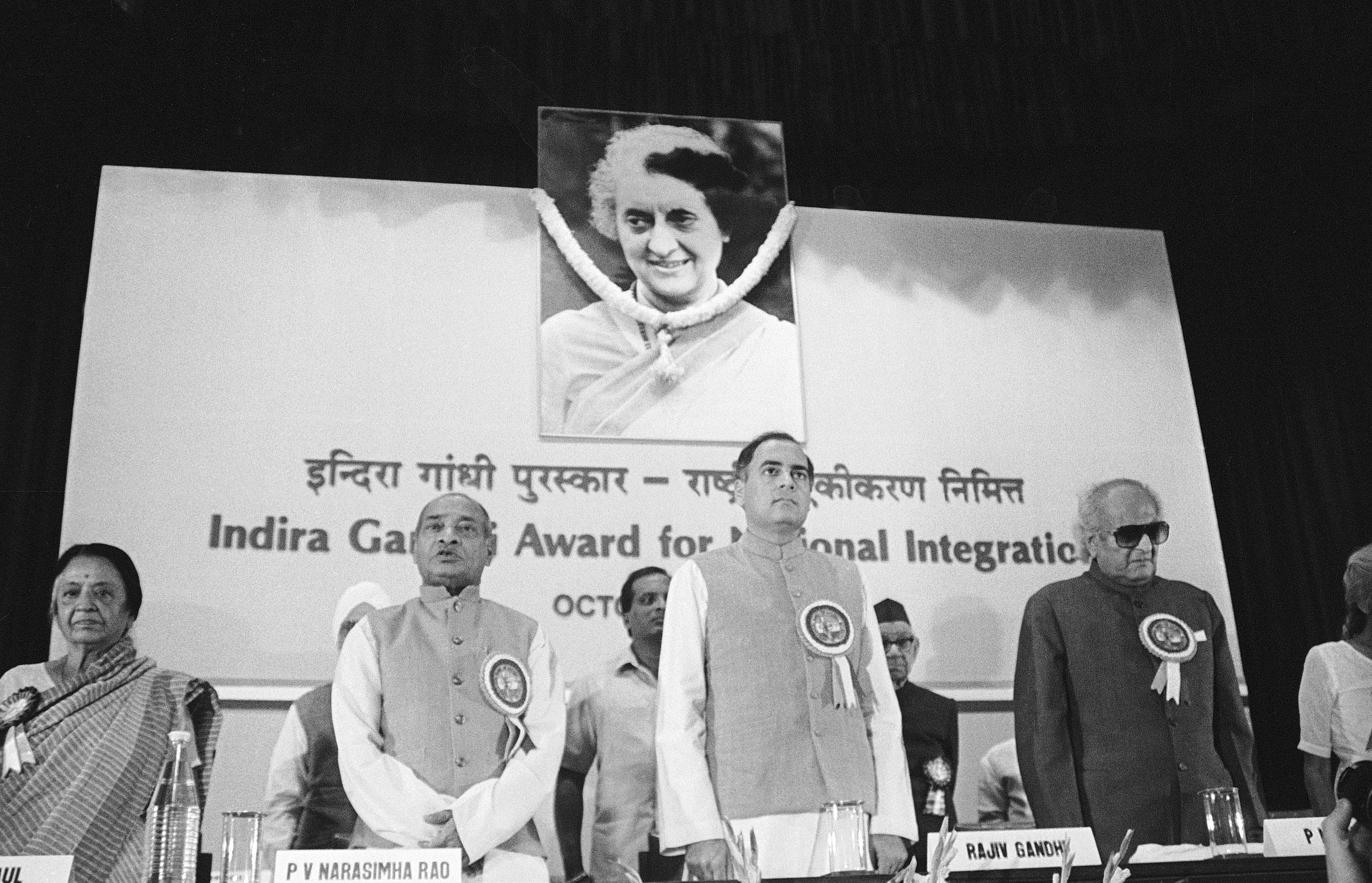 राजीव गांधी के बगल में खड़े पीएन हक्सर 