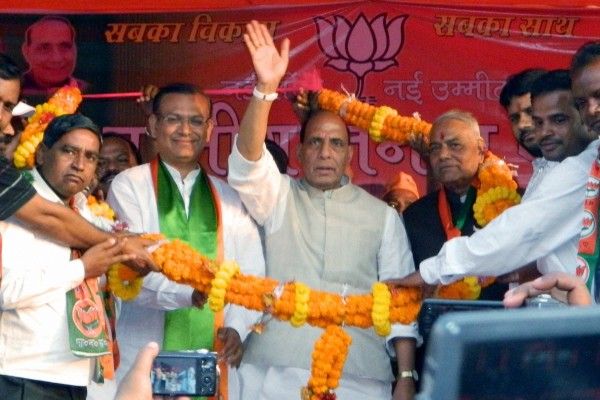 Ramgarh: BJP National President Rajnath Singh along with Senior BJP leader Yashwant Sinha, candidate for Ramgarh Lok Sabha seat Jayant Sinha being garlanded by party workers during an election rally at Ramgarh in Jharkhand 45kms from Ranchi on Tuesday. PTI Photo(PTI4_1_2014_000219A)