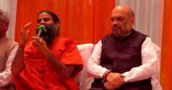 बाबा रामदेव के साथ अमित शाह की हालिया मुलाकात की तस्वीर