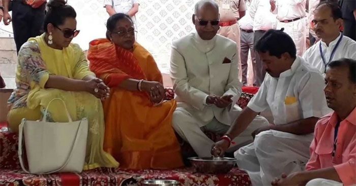 राष्ट्रपति रामनाथ कोविंद ने अपनी पत्नी सविता कोविंद के साथ पुष्कर मंदिर की सीढ़ियों पर बैठकर पूजा की, जिसके बाद सोशल मीडिया पर हंगामा हो गया.