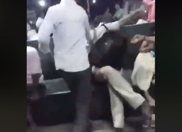 बगल में बैठे एक पुरुष यात्री ने उठकर राजेश को थप्पड़ मारा. 