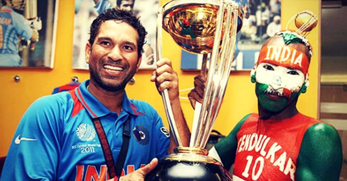 2011 वर्ल्ड कप जीतने के बाद इंडियन टीम के ड्रेसिंग रूम में सचिन और वर्ल्ड कप ट्रॉफी के साथ सुधीर.