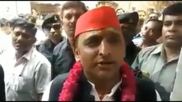 सैफई में अखिलेश के बयान के दौरान की तस्वीर