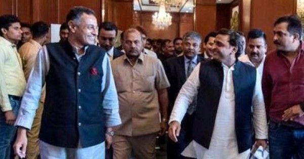 अखिलेश यादव के साथ संजय सेठ