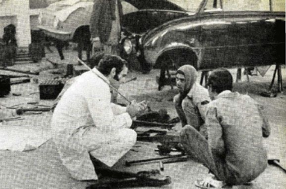 संजय गांधी देश को पहली छोटी कार देना चाहते थे. हक्सर इसे बेवकूफी करार दे रहे थे.