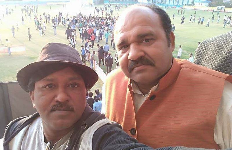 अपने मित्र दीपक के पीछे संजीव. फोटो- फेसबुक