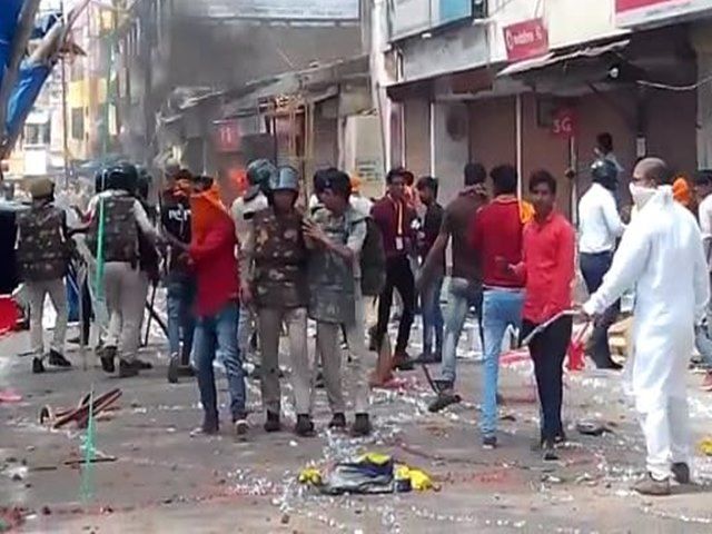 भीड़ बेकाबू हो गई तो पुलिस ने हल्का बल प्रयोग भी किया था.