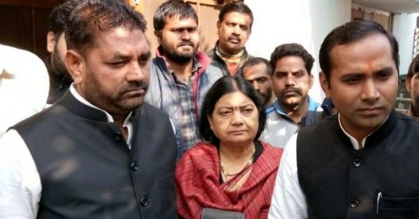 सुनील सिंह यादव (दाईं तरफ)