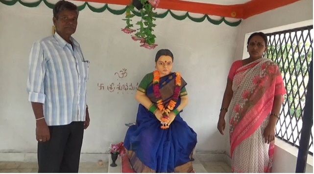 पत्नी की मूर्ति लगी है, रोज होती है पूजा