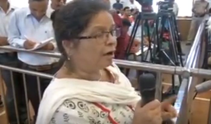 महिला पहले शांति से अपनी बात कह रही थी. फिर मुख्यमंत्री उसकी बात का जवाब देने की जगह उसे अध्यापिका के फर्ज याद दिलाने लग गए. 