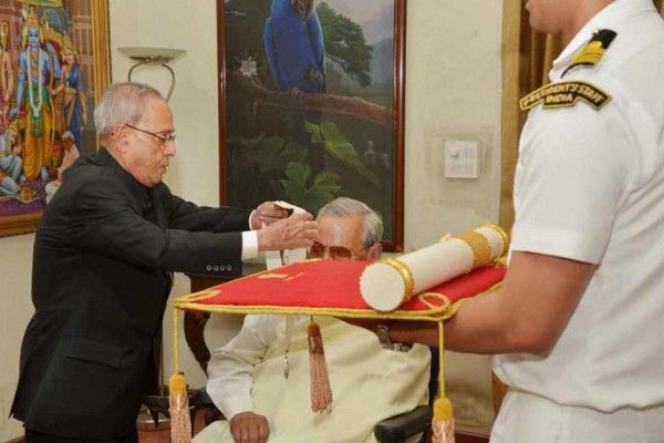 पूर्व प्रधानमंत्री वाजपेयी को भारत रत्न देने के लिए राष्ट्रपति प्रणब मुखर्जी उनके घर गए थे. 