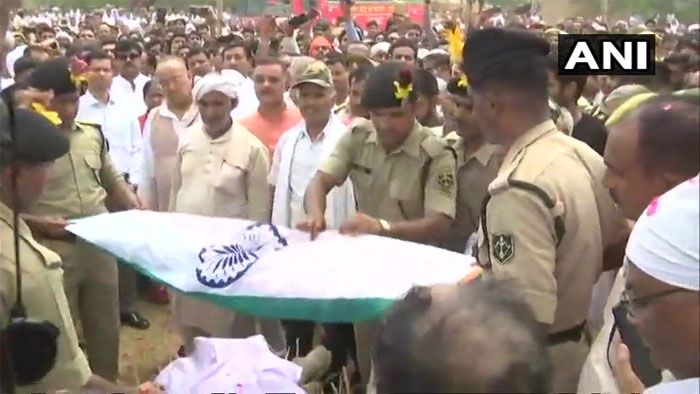 ये शहीद विजय पाण्डेय की अंत्येष्टि की तस्वीरें हैं (फोटो: ANI)