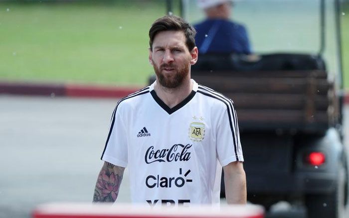 मेसी पर बहुत दबाव है. अर्जेंटीना के लोगों की मेसी से शिकायत ही यही है कि वो क्लब फुटबॉल में जितना अच्छा खेलते हैं, वर्ल्ड कप में वैसा नहीं खेलते. एक पूरे देश का दबाव ही है कि मेसी विश्व कप मुकाबलों में अच्छा प्रदर्शन नहीं कर पाते (फोटो: रॉयटर्स)