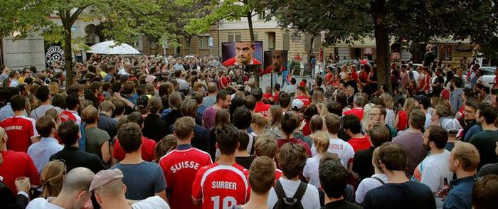 ये कलेक्टिव ऐक्सपिरयंस होता है. माने, ऐसा अनुभव जो पूरे समाज का साझा हो. ये एक मार्केट में लगा टीवी स्क्रीन है. देखिए, कितने लोग जमा हैं देखने के लिए. ऐसे नजारे यहां आम हैं (फोटो: रॉयटर्स)