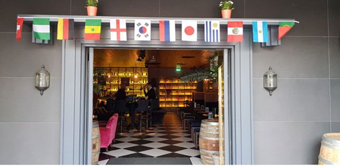 ऐसा नहीं कि यहां बेलफास्ट में किसी एक टीम का जोर हो. सारी ही टीमों के प्रशंसक मिलेंगे आपको यहां. 