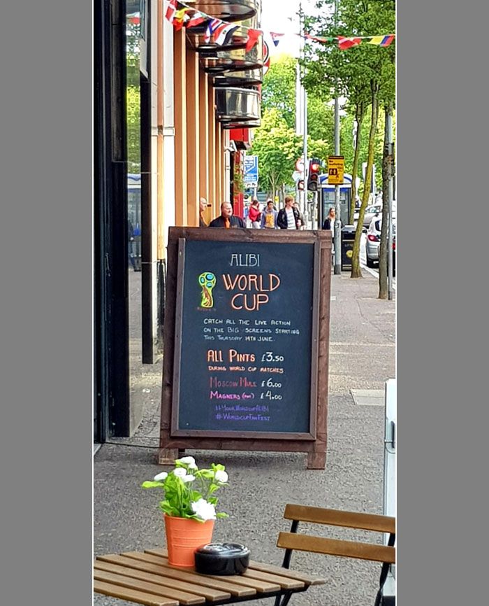 लोग दफ्तरों से छुट्टियां ले लेते हैं. आपको 2007 का टी-20 वर्ल्ड कप याद है. जिसे भारत ने जीता था. तब भारत में सड़कें वीरान हो गई थीं. दफ्तर खाली हो गए थे. यहां फुटबॉल के लिए ऐसा ही जुनून होता है. 