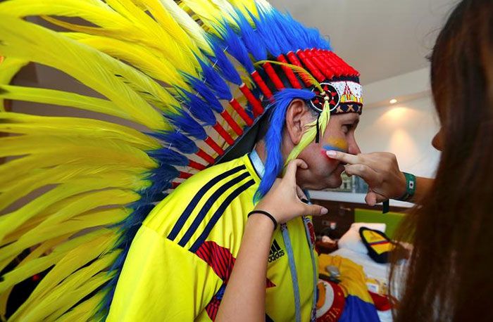 ऐसा नहीं कि बस आयरलैंड या ब्रिटेन में ऐसा माहौल रहता हो. सारे फुटबॉल प्रेमी देशों में कॉमन है ये फीलिंग. ये कोलंबिया की फुटबॉल टीम का एक सपोर्टर. चेहरे से लेकर पोशाक तक, सबपर टीम का रंग चढ़ा है (फोटो: रॉयटर्स)