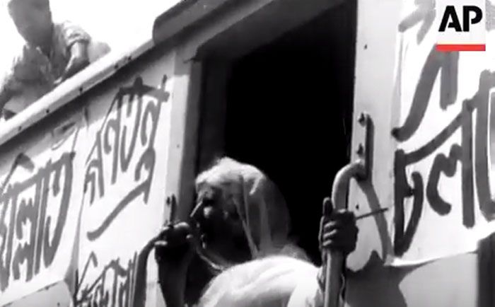 फातिमा को देखने, उन्हें सुनने के लिए खूब भीड़ जमा होती. उनका सपोर्ट बेस सबसे ज्यादा मजबूत था कराची और पूर्वी पाकिस्तान में. जिन्ना की मौत के बाद से ही वो सामाजिक जीवन से कट गई थीं. एक किस्म के अज्ञातवास में चली गई थीं. इस चुनाव ने उन्हें वापस लोगों के बीच पहुंचा दिया (फोटो: AP)