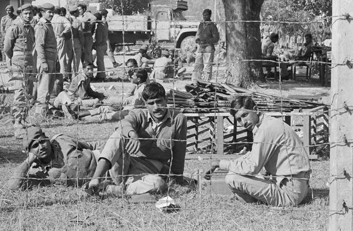 इंदिरा गांधी और आर्मी चीफ सैम मानेकशॉ, दोनों ने ही पाकिस्तानी युद्धबंदियों की देखभाल में कोई कसर नहीं उठा रखी थी. भुट्टो जानते थे कि भारत के लिए बहुत दिनों तक ये खर्च उठा पाना मुमकिन नहीं होगा. ऊपर से युद्धबंदियों के साथ मानवीय पक्ष भी जुड़ा था. इसीलिए भुट्टो जमीन वापस हासिल करने पर ज्यादा जोर दे रहे थे. ये पाकिस्तानी युद्धबंदियों का एक शिविर है. भारत में 100 से ज्यादा कैंप्स बनाए गए थे इनके लिए (फोटो: Getty)