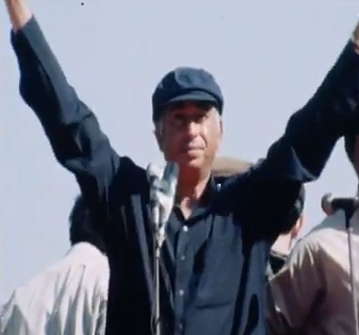 भुट्टो को यकीन था कि वो चुनाव जीतेंगे. उनके खिलाफ कोई मजबूत विपक्ष था भी नहीं. विपक्षी पार्टियां भी ये बात जानती थीं कि वो अकेले-अकेले लड़े, तो उनका भुट्टो के खिलाफ कोई चांस नहीं है. इसीलिए उन्होंने गठबंधन बनाकर चुनाव लड़ने का फैसला किया (फोटो: AP)