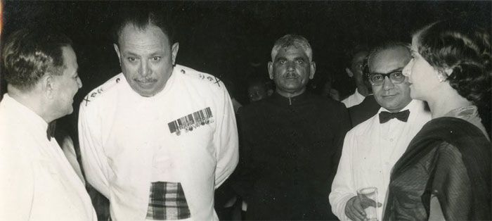 (बाएं से दाएं) पाकिस्तान के पांचवें प्रधानमंत्री एस एस सुहरावर्दी, अयूब खान और एसएन बकर (सफेद कपड़ों में). बकर पाकिस्तान के सबसे वरिष्ठ नौकरशाहों में से एक थे (फोटो: विकिमीडिया कॉमन्स)